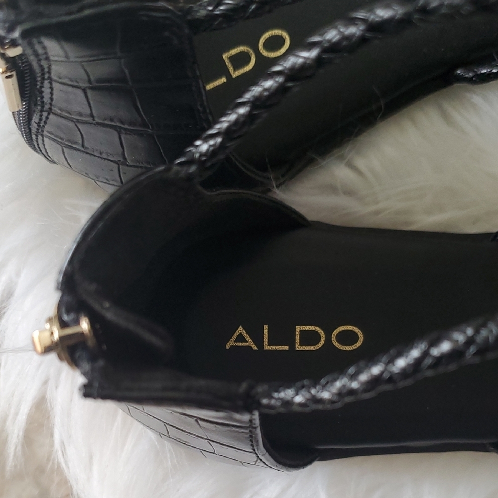 Aldo Black Sandals with Gold Accents Size 8.5 - Picture 6 of 14